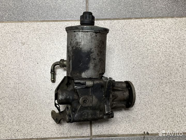 Насос гур Mercedes 2104661301 W 124 202 140