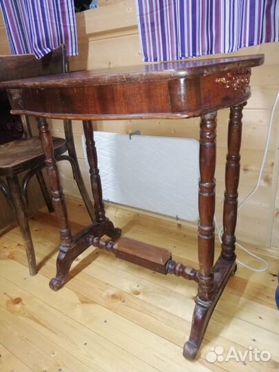 Антикварный столик для рукоделия