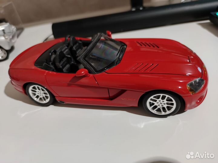 Масштабная модель 1/18 Dodge Viper SRT-10 Bburago