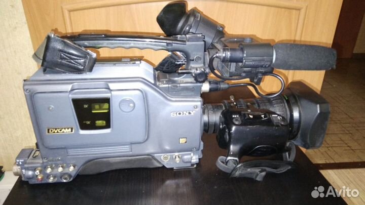 Профессиональная видеокамера sony DSR-390P