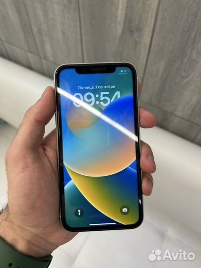 Телефон iPhone XR белый