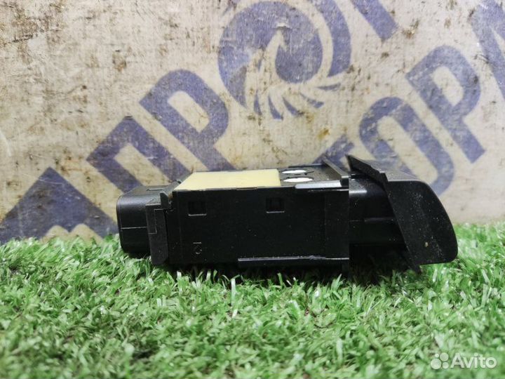 Кнопка обогрева лобового стекла Toyota Avensis