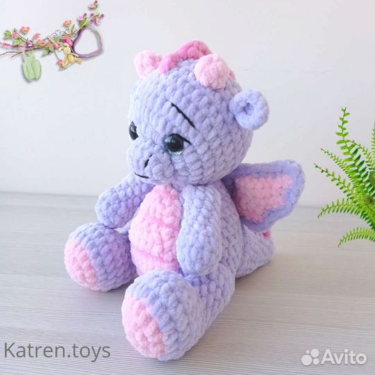 Вязаная игрушка дракон динозавр