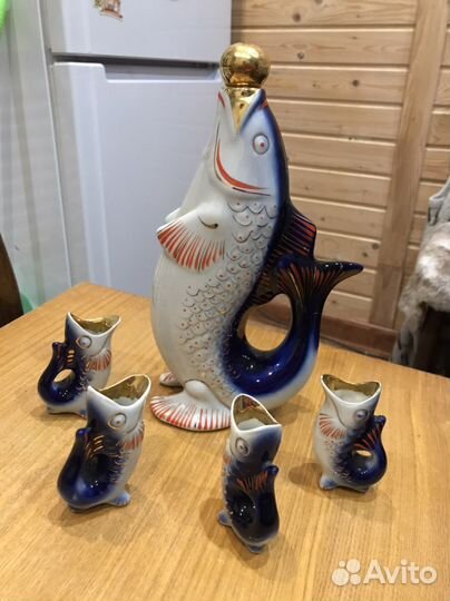 Гжель. Фигурка рыбы с маленькими рыбками