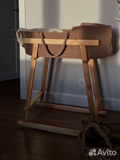 Плетеная корзина люлька с подставкой