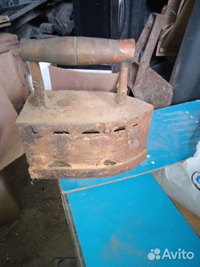 Старинный утюг на углях