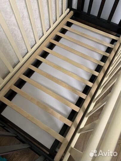 Детская кроватка с маятником и ящиком