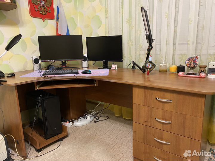 Продам письменный стол с полкой