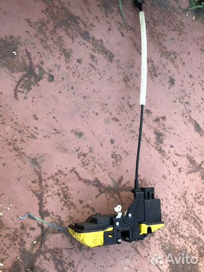 Замок двери левая задняя Вольво XC70 2001 год