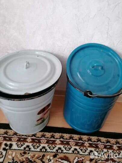 Эмалированное ведро с крышкой и эмалированный бак