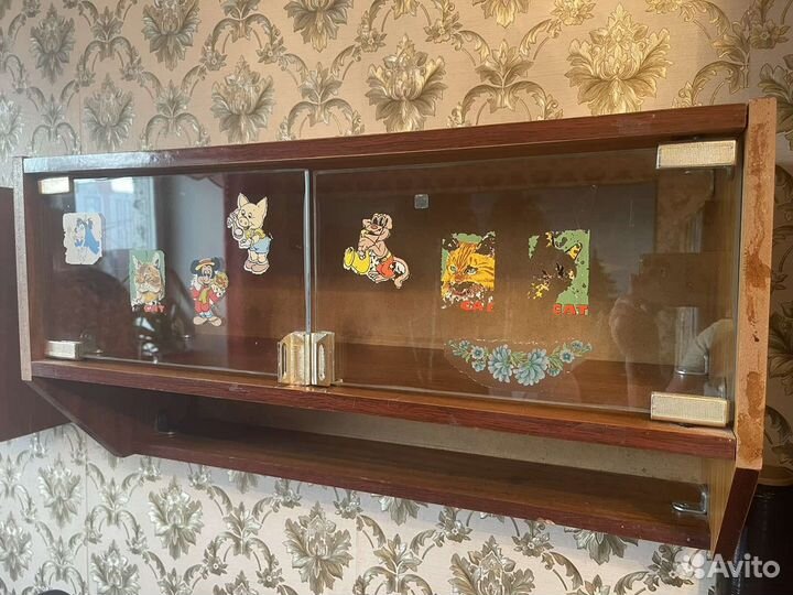 Книжные полки со стеклом