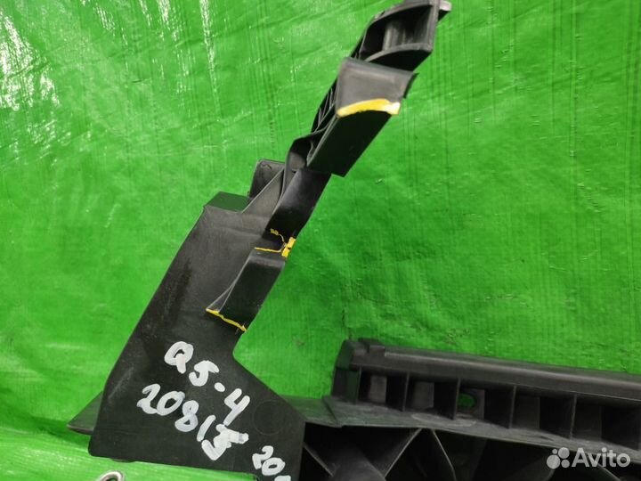 Крепление прав. фары / кронштейн Audi Q5 2008-2017