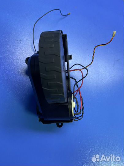 Колесо левое для пылесоса Midea M7