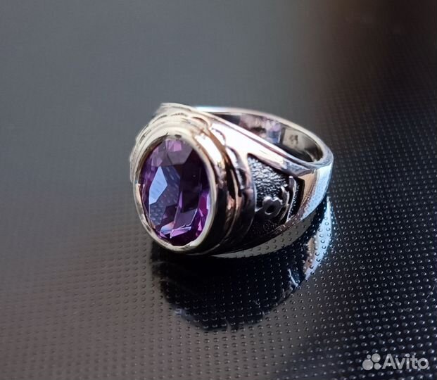 Серебряный перстень с фиолетовым корундом