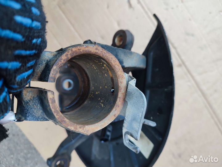 Кулак поворотный передний правый VW Caddy 3