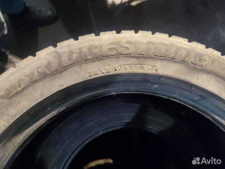 Bridgestone Blizzak Spike-01 215/55 R17 98T