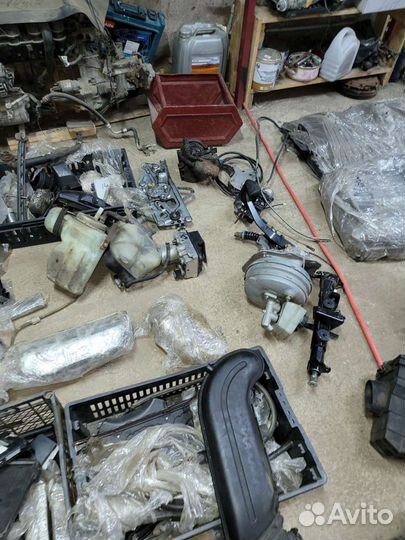 Бочек омывателя и охлаждения на Мерседес 140