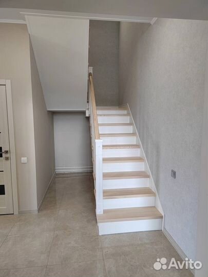 Лестница из ясеня на металлическом каркасе