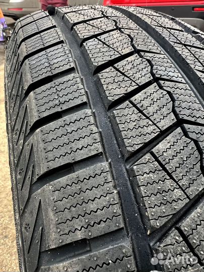 Roadmarch Snowrover 868 235/45 R18 130T