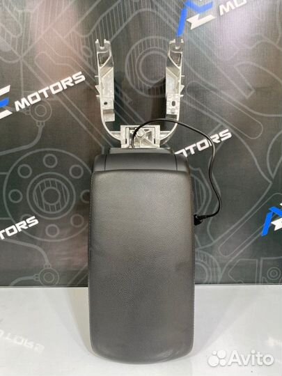 Подлокотник Audi A6 C6 caja 2009