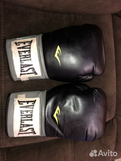Боксерские перчатки everlast 10 oz