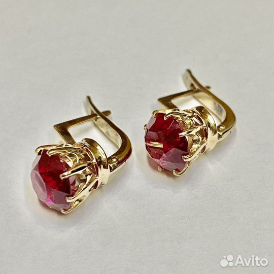 Золотые серьги с камнем