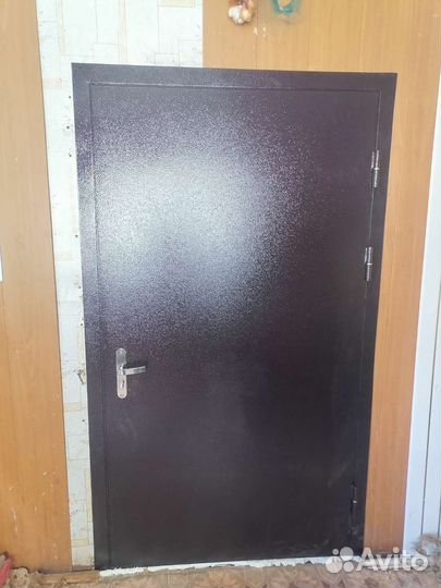 Входная железная дверь