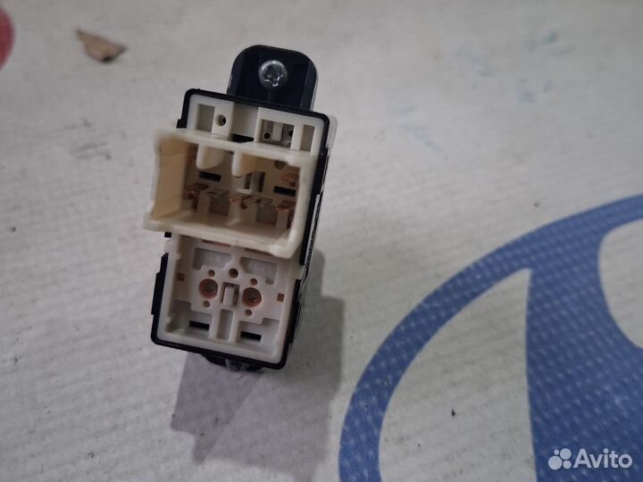 Кнопка стеклоподъемника передняя правая Hyundai h1