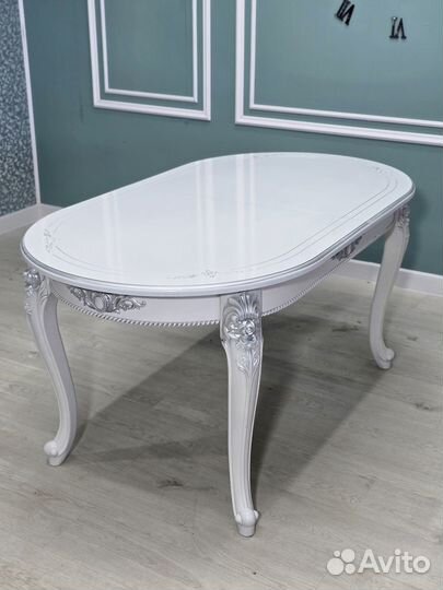 Стол и стулья