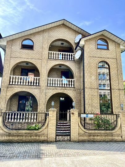 Дом 350 м² на участке 8 сот.