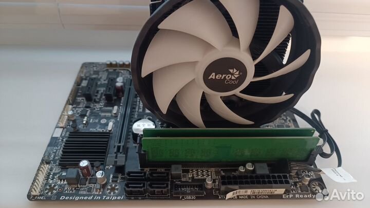 Материнская плата с процессором и памятью