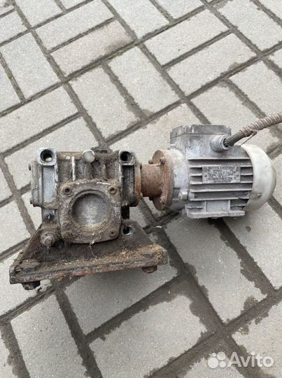 Электродвигатель с редуктором