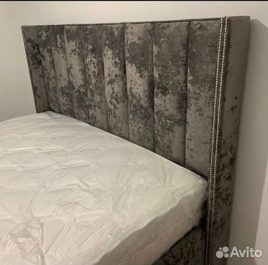 Кровать двухспальная с мягким изголовьем