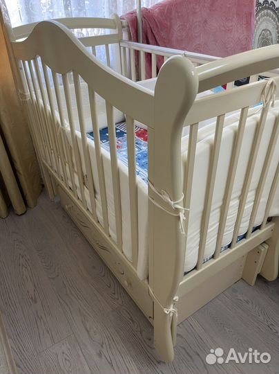 Детская кроватка с маятником новая