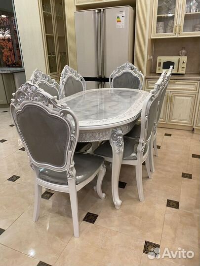 Кухонный стол и стулья