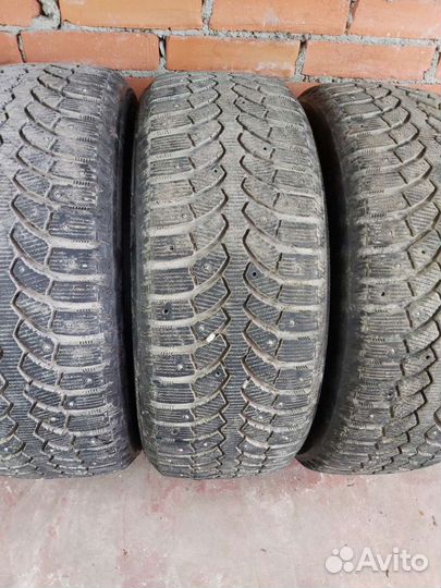 Bridgestone Blizzak Spike-01 215/55 R17