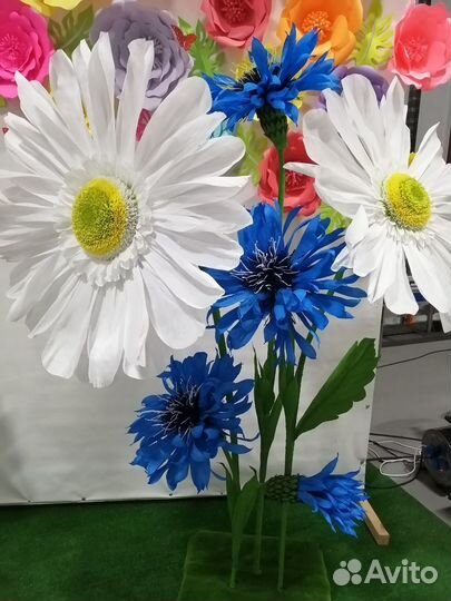 Ростовые цветы из гофро бумаги и оформлен.фотозон