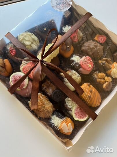 Финики в шоколаде в орехами миндаль фундук