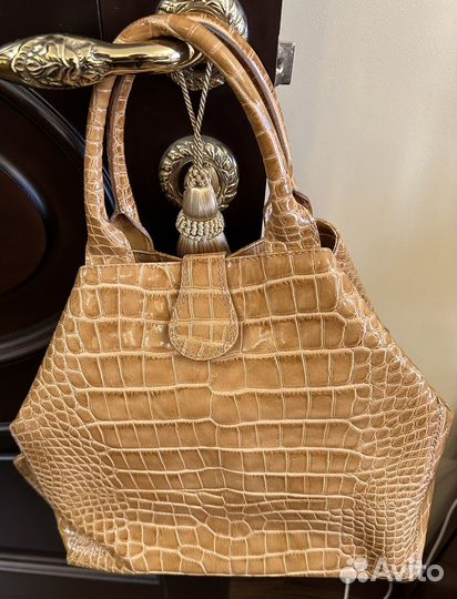 Женская кожаная сумка с тиснением под крокодила