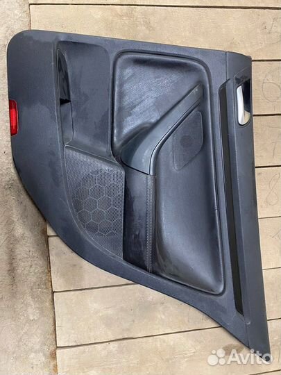 Обшивка двери задняя правая джетта 5