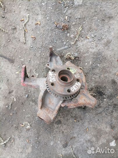 Передний правый поворотный кулак Шкода октавия тур