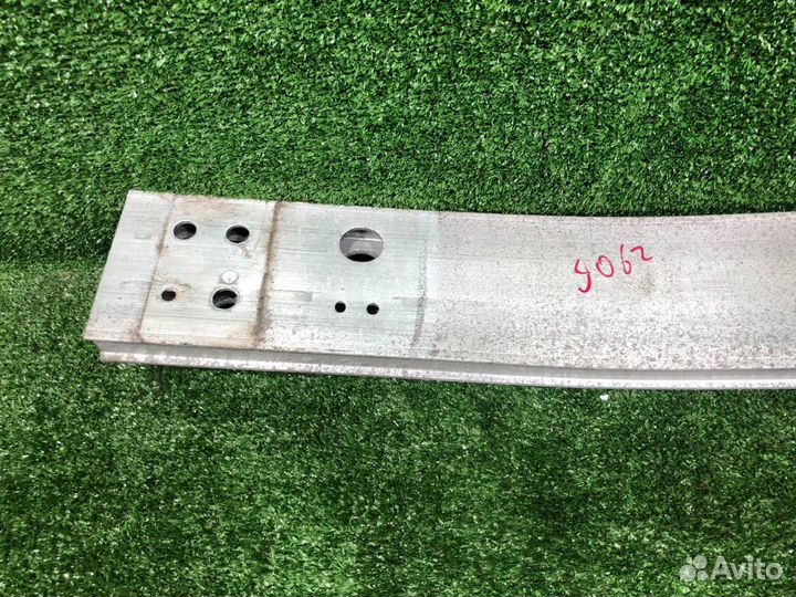 Усилитель бампера передний Toyota Prius ZVW30