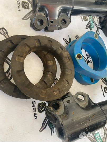 Амортизатор подвески Toyota Harrier ACU35 2007-12