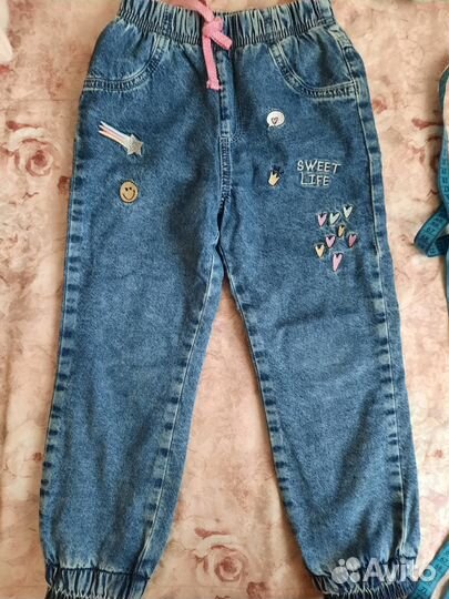 Свитер и джинсы