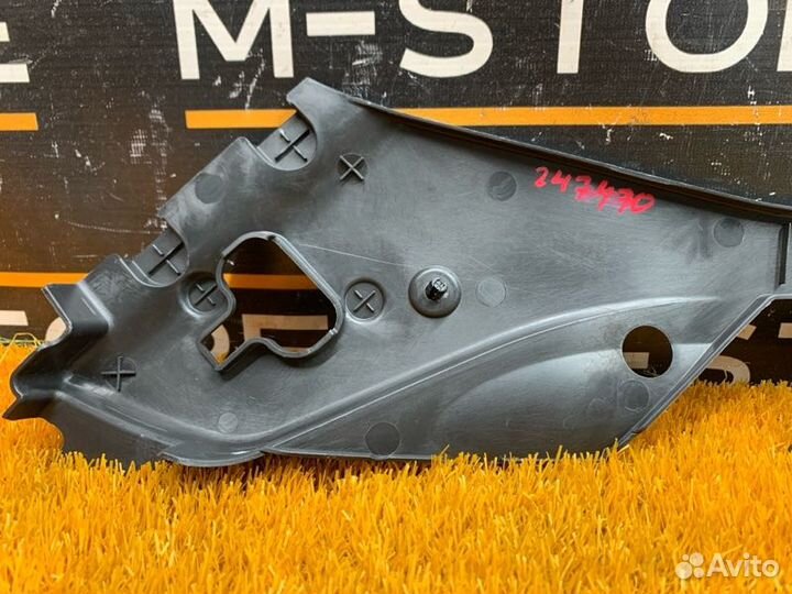 Накладка замка капота правая Mercedes-Benz C-Class