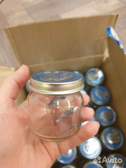 Много баночек из-под детского питания