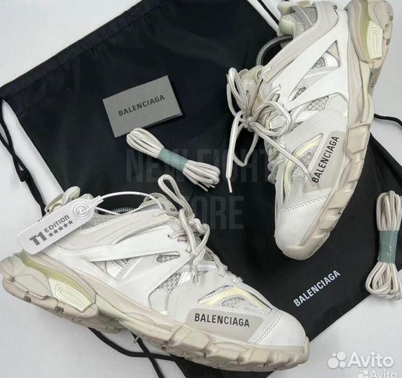 Кроссовки balenciaga track 1 белые на руках