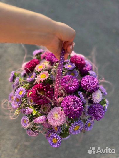 Цветочная композиция в корзине фиолетовые оттенки