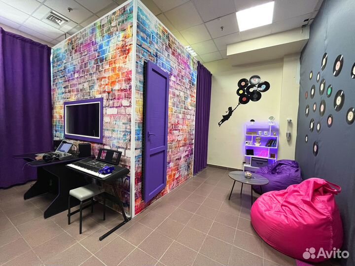 Студия звукозаписи, записать песню. Дикторы