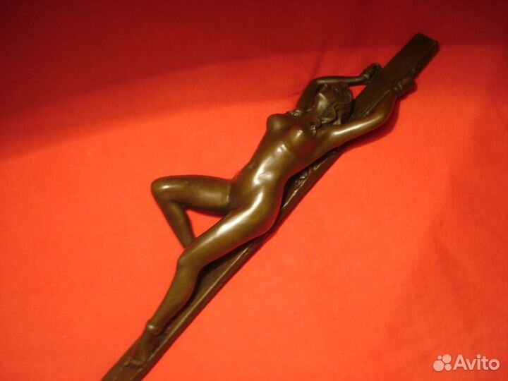 Привязанная Женщина к столбу Франция Эротика 30см